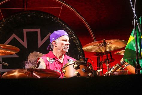 Red Hot Chili Peppers mistura nostalgia e novidades em show de São Paulo