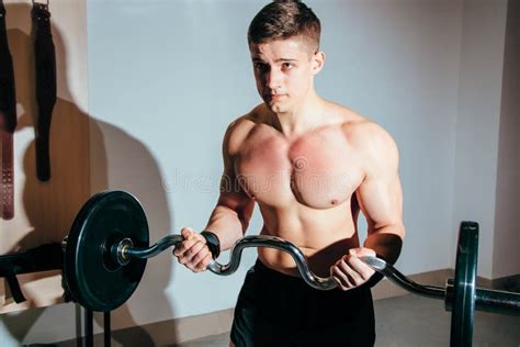 Homem Muscular Que Dá Certo No Gym Que Faz Exercícios Barbell Abs