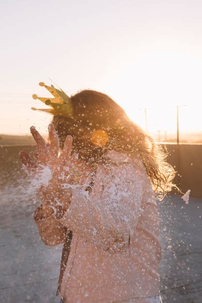 Fille Sans Visage Arrêtant La Mousse Photo Gratuite