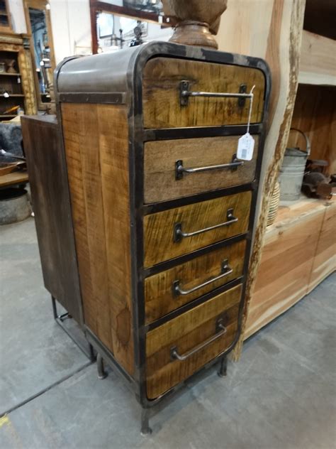 This Chest Of Drawers Dresser Features 5 Wood Drawers