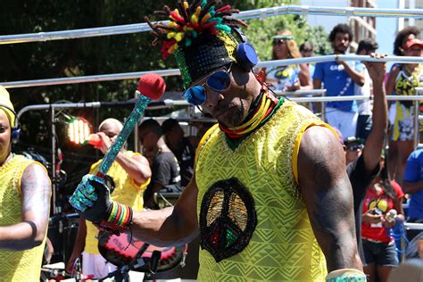 Sem Cordas Olodum Arrasta Multid O E Pede Paz Em Salvador Alala