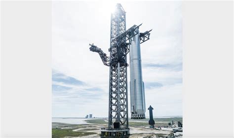 Spacex Lifts 33 Engine Starship Super Heavy Booster Onto Launch Pad