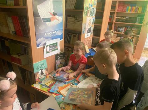 Przedszkolaki z wizytą w bibliotece szkolnej Publiczna Szkoła