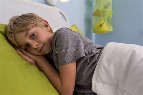 Enfant Malade Se Situant Dans Le Lit D H Pital Image Stock Image Du