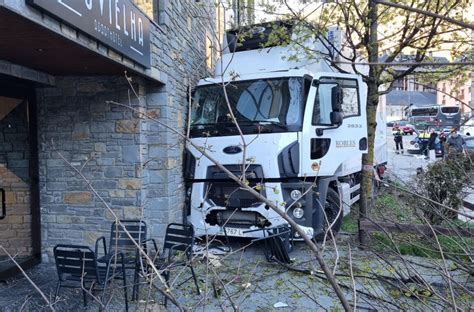 Un camión se empotra contra la fachada de un hotel en Vielha Aran