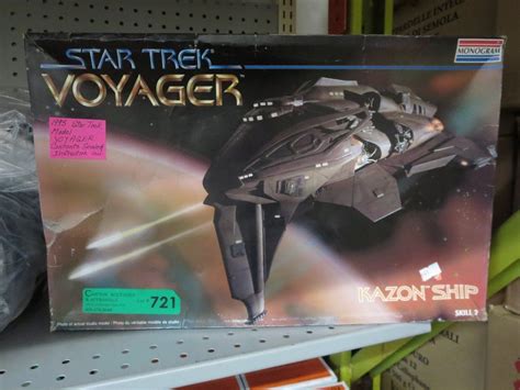 1995 Star Trek Voyager Kazon Ship model