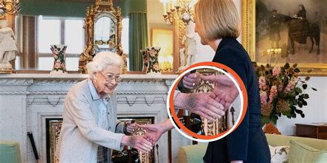 Dernière photo de la Reine Elizabeth vivante En regardant ses mains