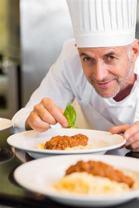 Close Upportret Van Een Mannelijke Chef Kok Die Voedsel Versieren Stock