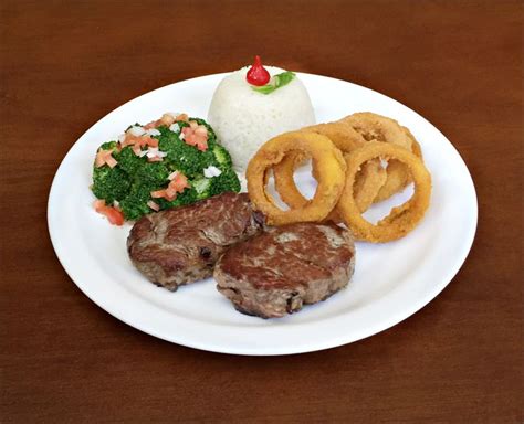 Arroz Polido Bife de Filé Mignon Cebolas á Milanesa e Salada de