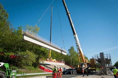 Forez la construction d un éco pont au dessus de l A72