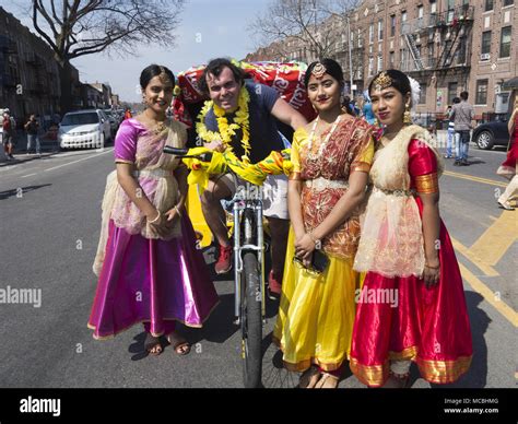 Bengali traditional dress hi-res stock photography and images - Alamy