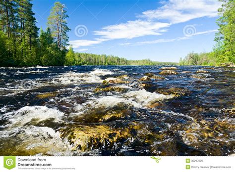Речные пороги на реке стоковое фото. изображение насчитывающей лето ...