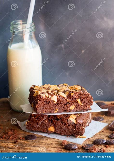 Eluda La Torta De Chocolate Oscura De Los Brownie Con La Botella De