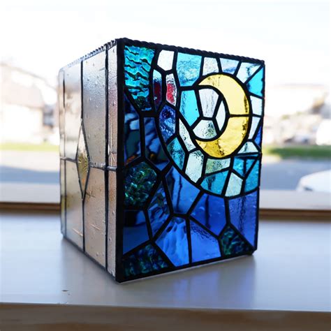 生徒さんの作品。ステンドグラスの月と太陽の入れ物 | ステンドグラス工房オクノシオ