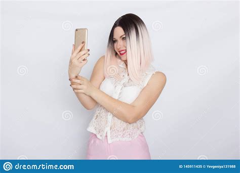 Telefone Celular Louro Da Terra Arrendada Da Mulher Imagem De Stock