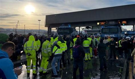 Prosegue La Protesta No Green Pass A Trieste Parte Dei Manifestanti