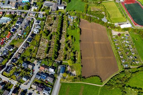 Luftbild Breckerfeld Grabreihen auf dem Gelände des Friedhofes in