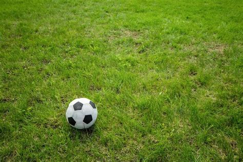 Bola De Futebol De Futebol No Campo De Grama Verde Grande Espa O De