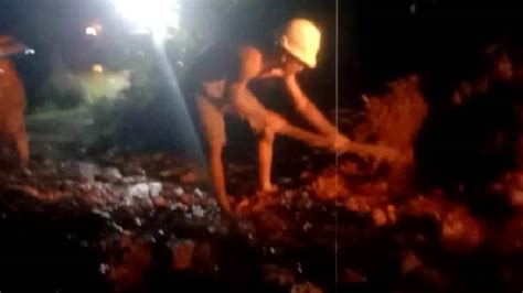 Tebing Setinggi Meter Di Pangandaran Longsor Tutup Jalan Raya Cibatu