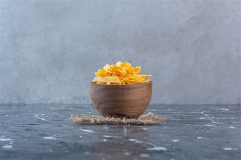 Batatas Fritas Saborosas Em Uma Tigela De Madeira Na Textura Na