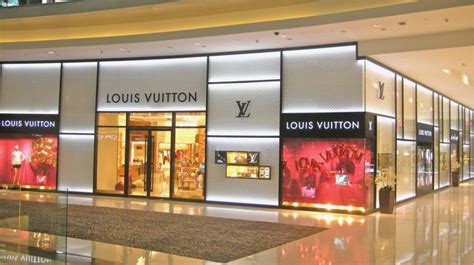 Dubai Shopping Malls: Louis Vuitton Outlet at The Dubai Mall