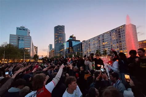 Feyenoord Fans Vieren Feest Bij Fontein Na Winnen Bekerfinale Hofplein