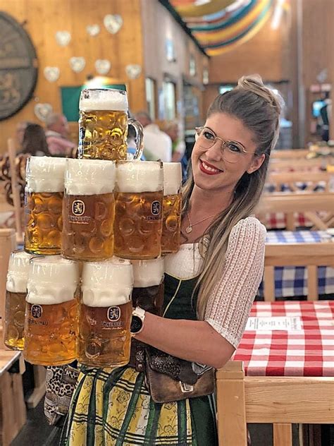 Bild zu Wiesn Bedienung trägt 13 Maßkrüge und landet Tiktok Hit Bild