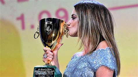 Penélope Cruz ganó el premio a mejor actriz en Venecia y un filme sobre