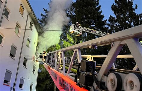 Frau Bei Brand In Mehrfamilienhaus Verletzt Verdacht Auf Brandstiftung