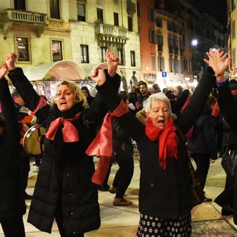 Bergamo In Piazza Contro La Violenza Sulle Donne A Tutte Diciamo Non