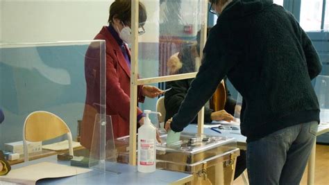 Présidentielle en France ouverture des bureaux de vote pour le second