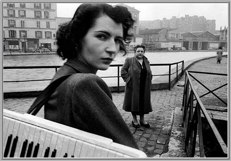 Robert Doisneau La Storia Del Bacio Davanti All Hotel De Ville