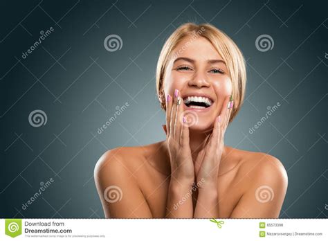 Belle Femme Blonde De Portrait Avec Des Yeux Bleus Souriant Plan Rapproché Photo stock Image