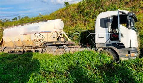 TV KZ Carreta sai da pista na BR 262 entre Araxá MG e Ibiá MG