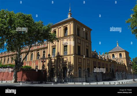 Fachada Barroca Del Palacio De San Telmo En Sevilla Por La Noche