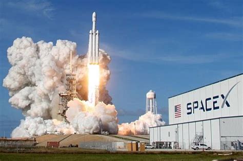 Spacex「獵鷹重型」火箭發射成功 特斯拉跑車送上太空繞地球 上報 國際