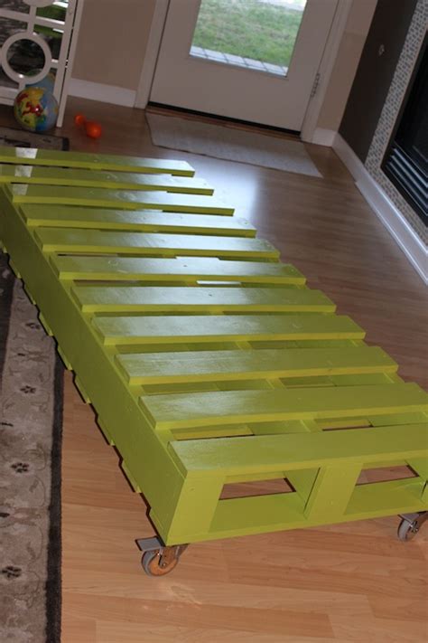 DIY Kid's Pallet Bed