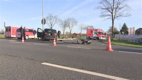 Autofahrerin übersieht Rollerfahrer Mann schwer verletzt