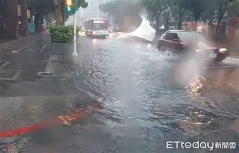 快訊／大雨炸台北！捷運忠孝新生外「淹到腳踝」 快灌進人行道 Ettoday生活新聞 Ettoday新聞雲