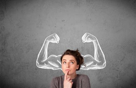 Mujer Joven Con Los Brazos Musculosos Fuertes Imagen De Archivo