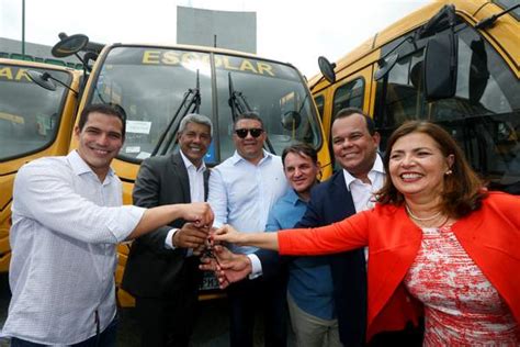 Governo Baiano Jerônimo entrega Ônibus Escolar para Vitória da