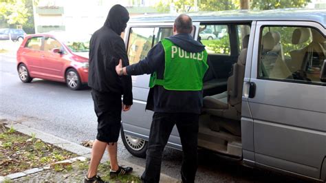 Gewalt bei Demonstration Polizei durchsucht Wohnungen verdächtiger