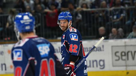 Düsseldorf Adler Mannheim gewinnen gegen Düsseldorfer EG 2 1