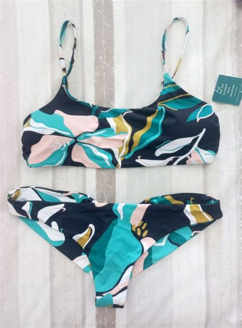 9 Hot Sexy Vicky Jones Bikini Pics