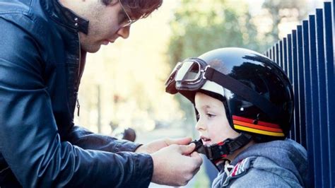 Kad un kā mēs varam vest bērnus uz motocikla