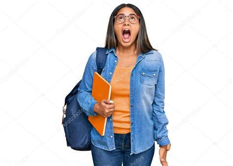 Joven Chica Latina Con Mochila De Estudiante Y Sosteniendo Libros Enojado Y Loco Gritando