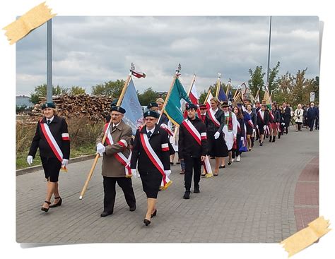 Nasz sztandar na obchodach Dnia Sybiraka 17 09 2022 Szkoła