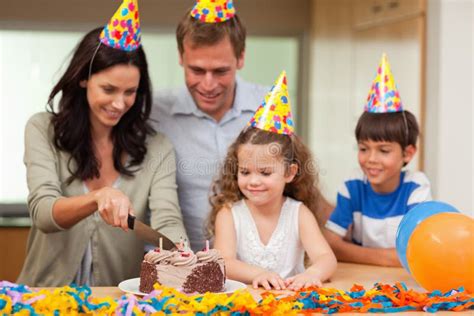 Ragazzo Che Taglia Una Torta Di Compleanno Per La Sua Famiglia