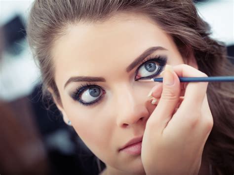 How To Apply That Perfect Looking Eyeliner Tips And Tricks