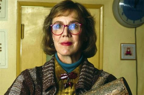 Twin Peaks Log Lady On The Casts Fierce Loyalty We Stick Behind